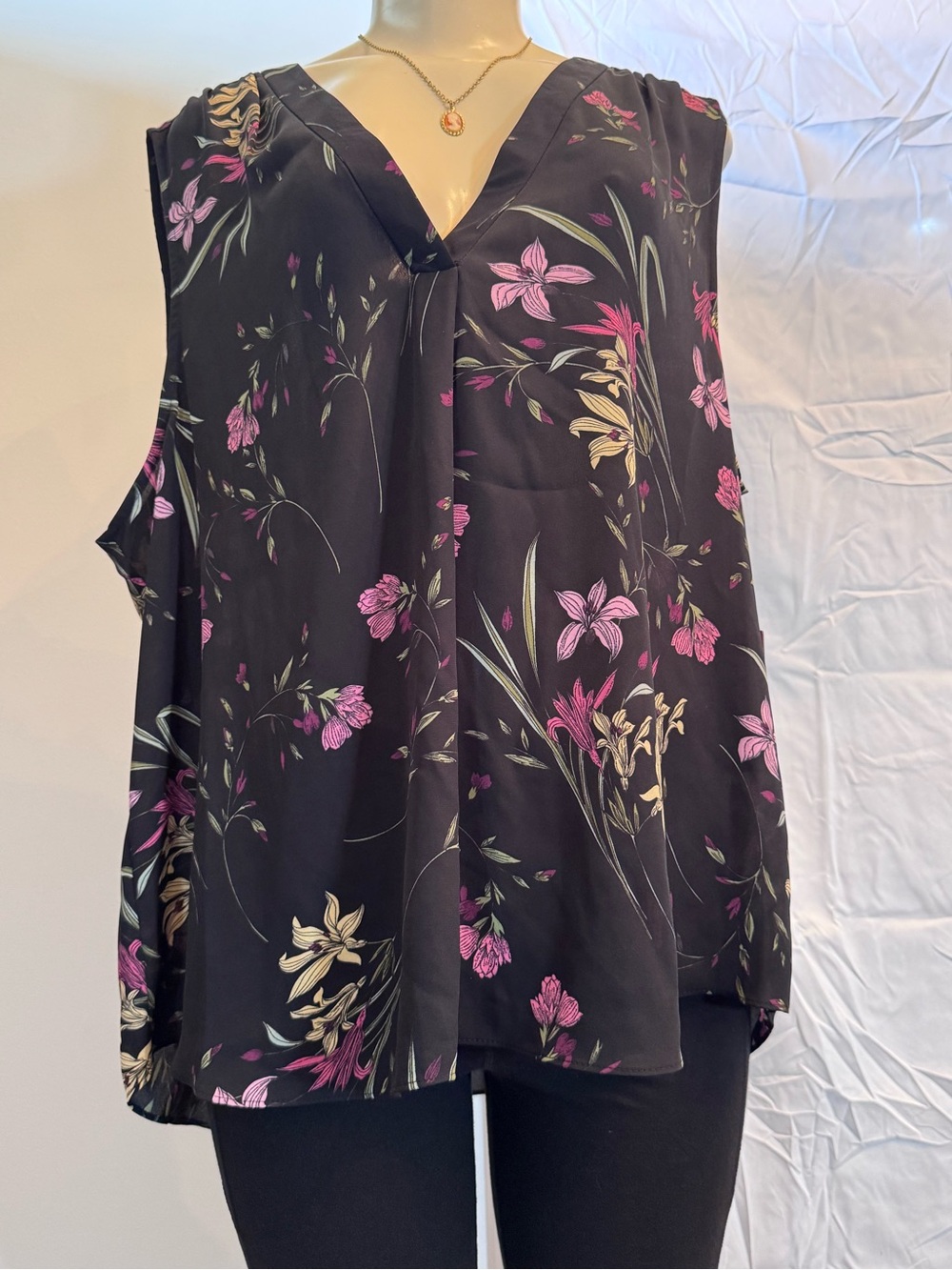 Vince Camuto Black Floral V-Neck Sleeveless Top